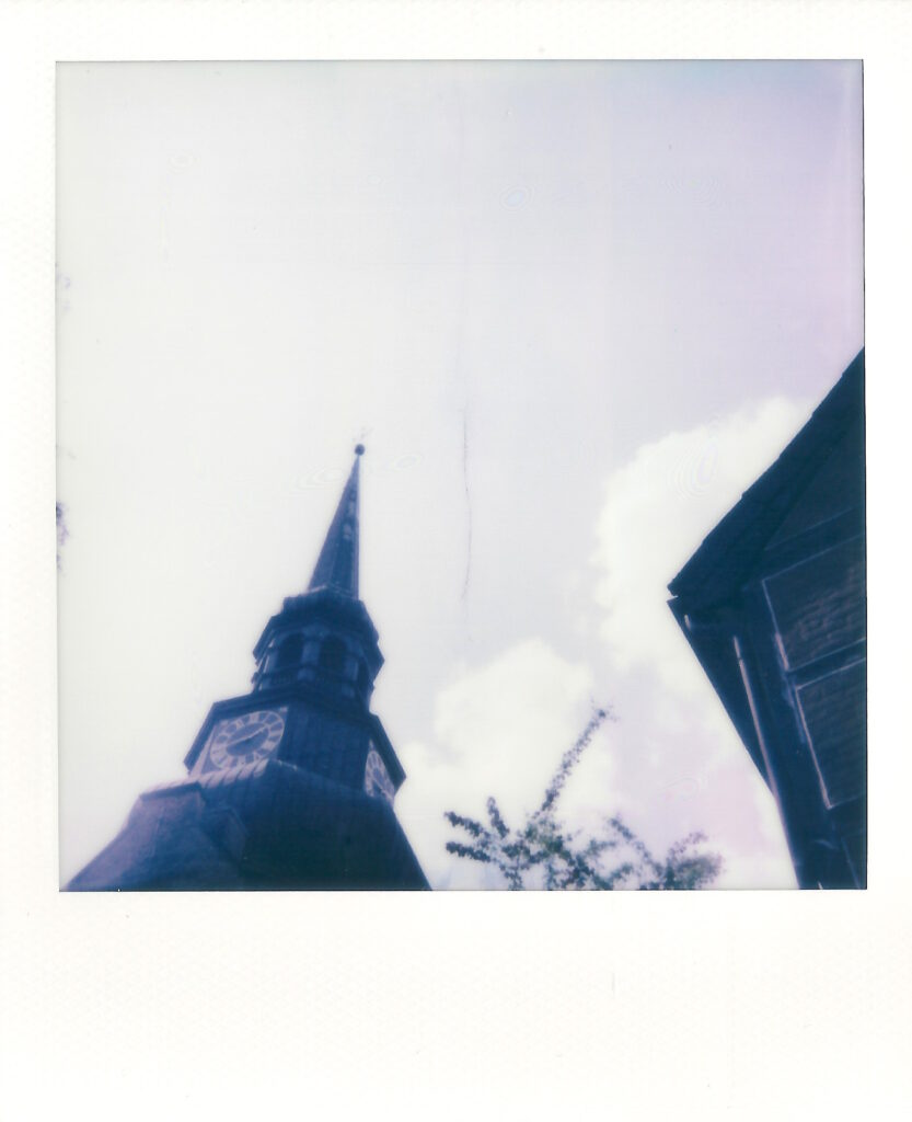 Die Kirche St. Cosmae fotografiert von Renés Redekiste während des Hanse Song Festivals.