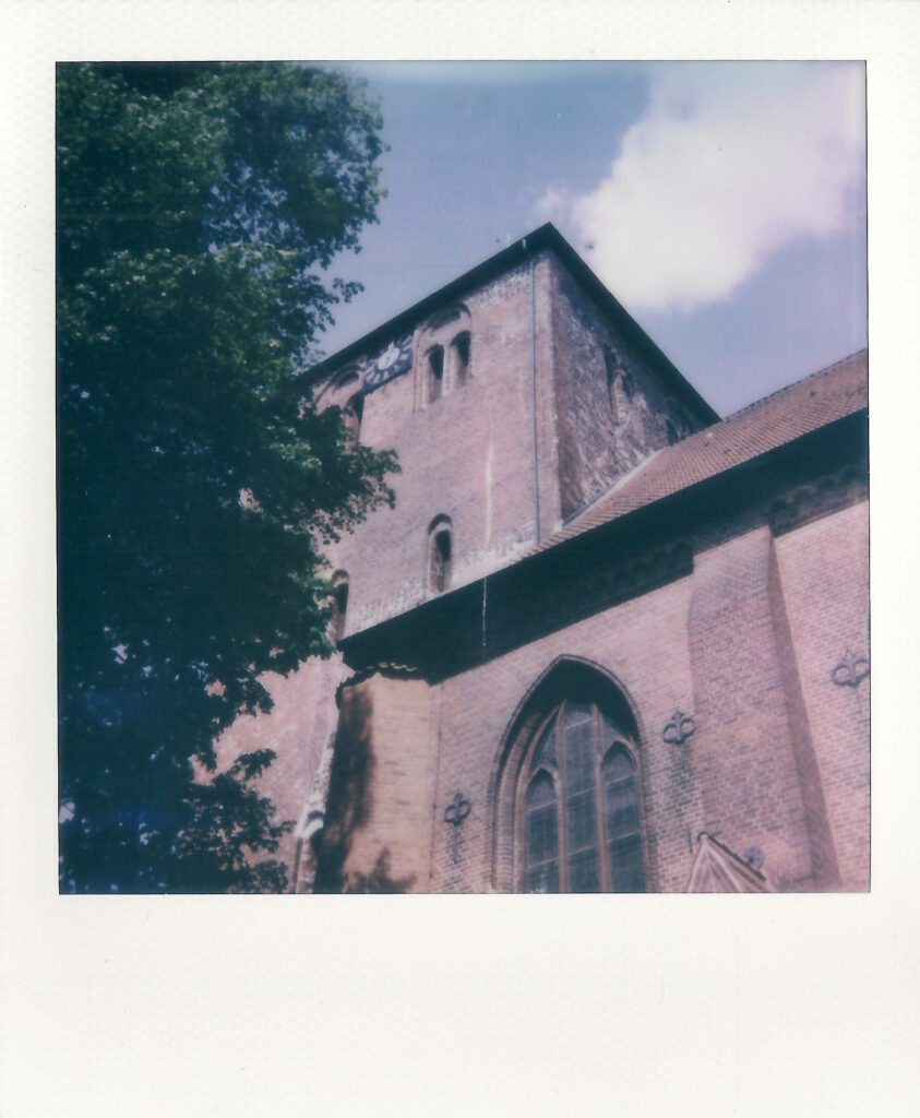 Die St. Wilhadi Kirche fotografiert während des Hanse Song Festivals von Renés Redekiste.